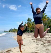 Serena Williams igra tenis dok u narucju drži kcer