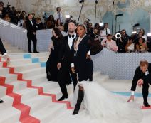 Serena Williams igra tenis dok u narucju drži kcer