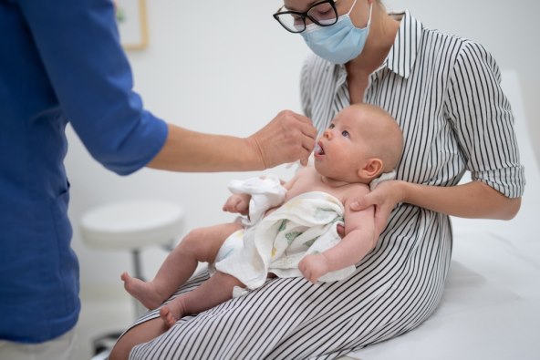 Pedijatar otkriva 10 razloga zašto beba povraca