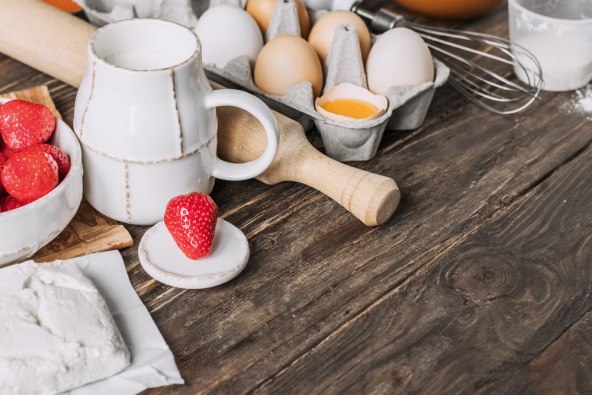 recept za jednostavnu i osvježavajucu tortu od sira i jagoda