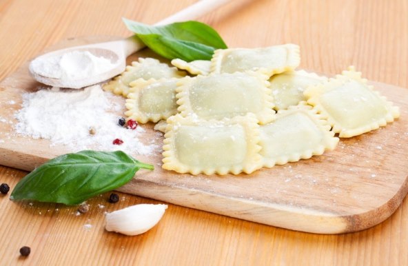 domaci-ravioli-sa-spinatom-i-sirom-u-umaku-od-rajcice
