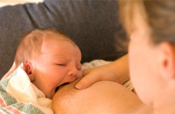 pocetak-dojenja-i-ispucale-bradavice-kako-si-pomoci