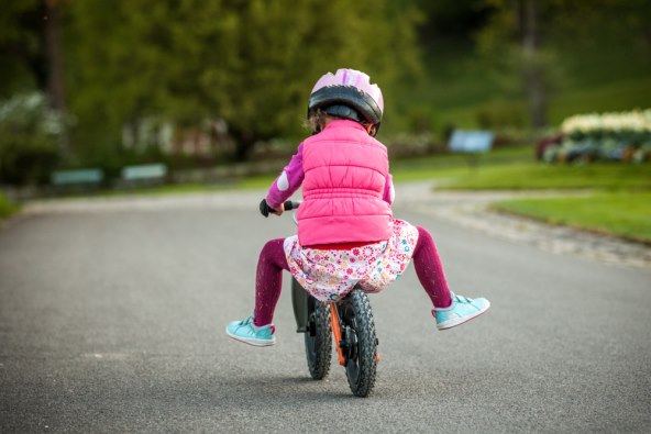 5-koraka-kako-svog-klinca-nauciti-da-vozi-bicikl-na-dva-kotaca-razvoj-motorike-kvalitetno-provedeno-vrijeme-s-djecom-foto