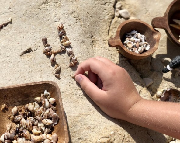 tete-iz-vrtica-cigra-savjetuju-i-bez-kupanja-na-plazi-kreativna-igra-psihorazvoj-razvoj-fine-motorike-fotomoze-biti-zabavno