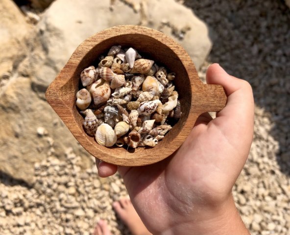 tete-iz-vrtica-cigra-savjetuju-i-bez-kupanja-na-plazi-kreativna-igra-psihorazvoj-razvoj-fine-motorike-fotomoze-biti-zabavno