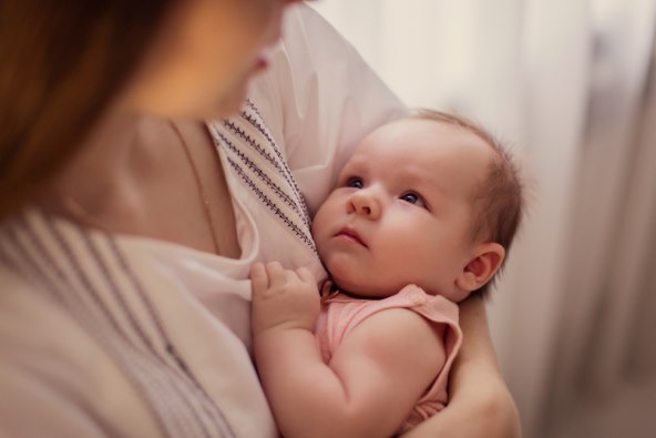 Zašto je bebi vruca glava ako nema temperaturu?