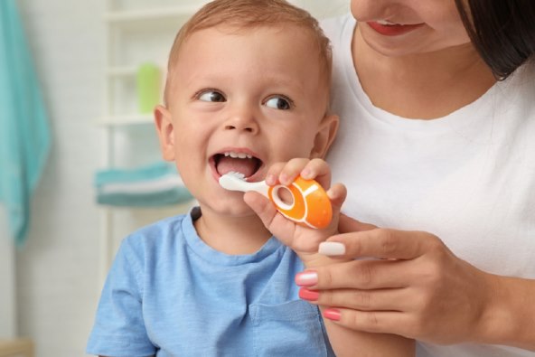 Kojim redom izbijaju mlijecni i trajni zubi kod djece