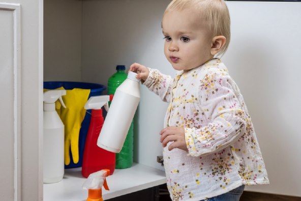 6 opasnih stvari u kuci s kojima se bebe vole igrati