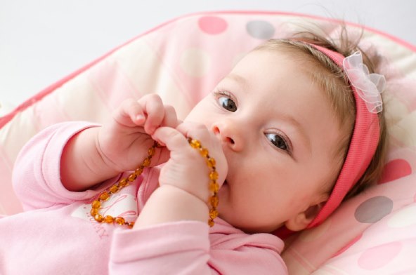 Zašto bebe i mala djeca stavljaju stvari u usta i kako prepoznati poremećaj pika