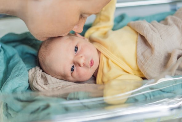 Lijecnik objašnjava zašto nikada ne smijete poljubiti novorodence