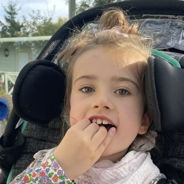 Djevojcica s 15 mjeseci prestala hodati sjediti i govoriti