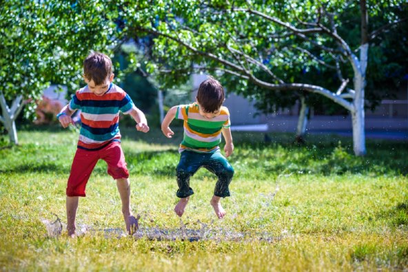 Važan razlog zašto biste trebali dopustiti djetetu da se zaprlja