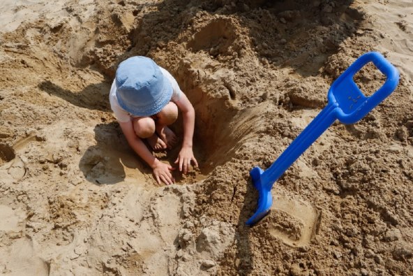 Lijecnik upozorava da je zatrpavanje djeteta pijeskom na plaži gore od utapanja