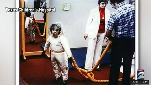 Dječak cijeli život proveo 'zatočen' u balonu: Mama ga dodirnula samo jednom, a nekoliko sati kasnije bio je mrtav