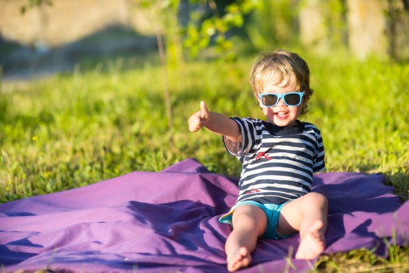 Kada bi djeca trebala poceti nositi suncane naocale i kakav model