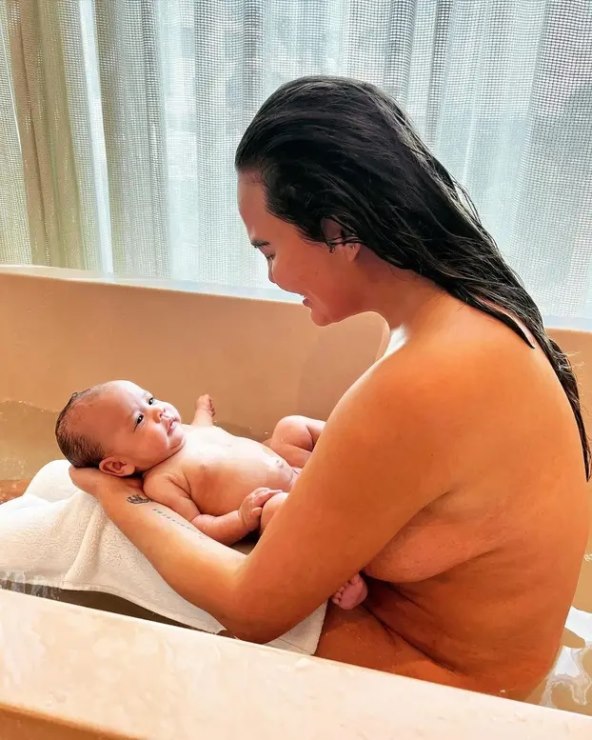Chrissy Teigen izgubila je bebu u 5 mjesecu trudnoće