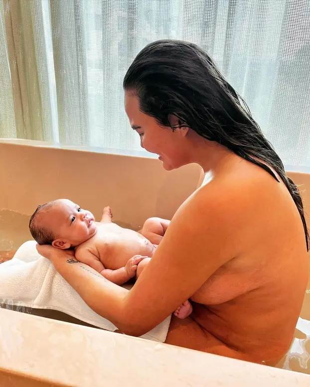 Chrissy Teigen izgubila je bebu u 5 mjesecu trudnoće