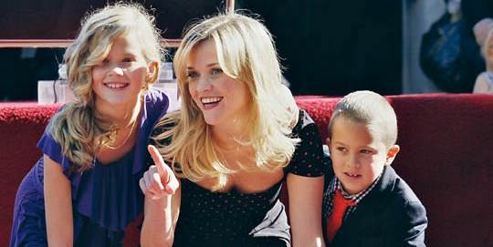 Reese Witherspoon tvrdi da je bolje roditi ranije
