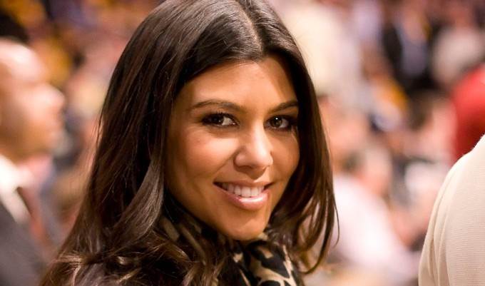 Stara fotografija Kim i Kourtney Kardashian