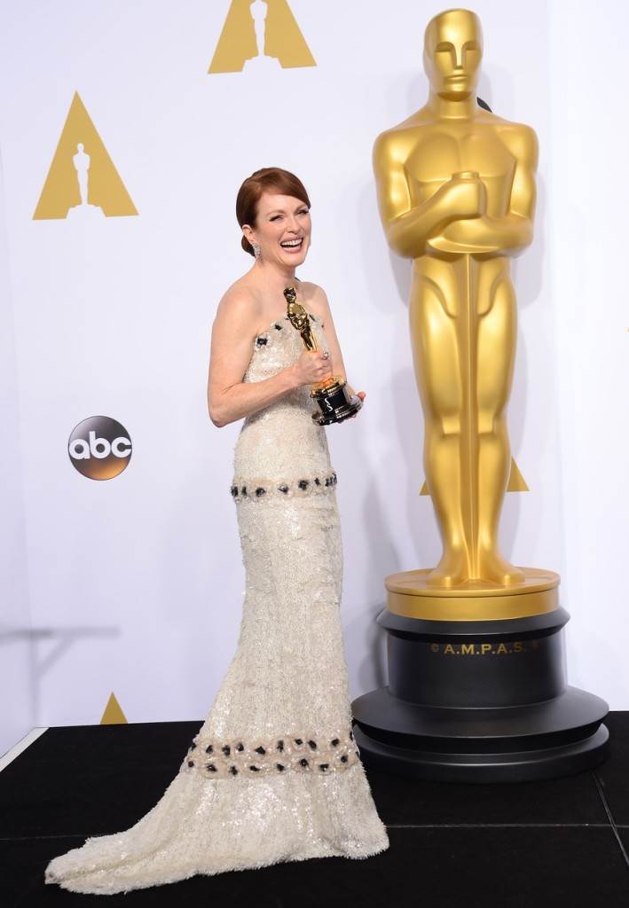 Julianne Moore u haljini za žene u 60ima
