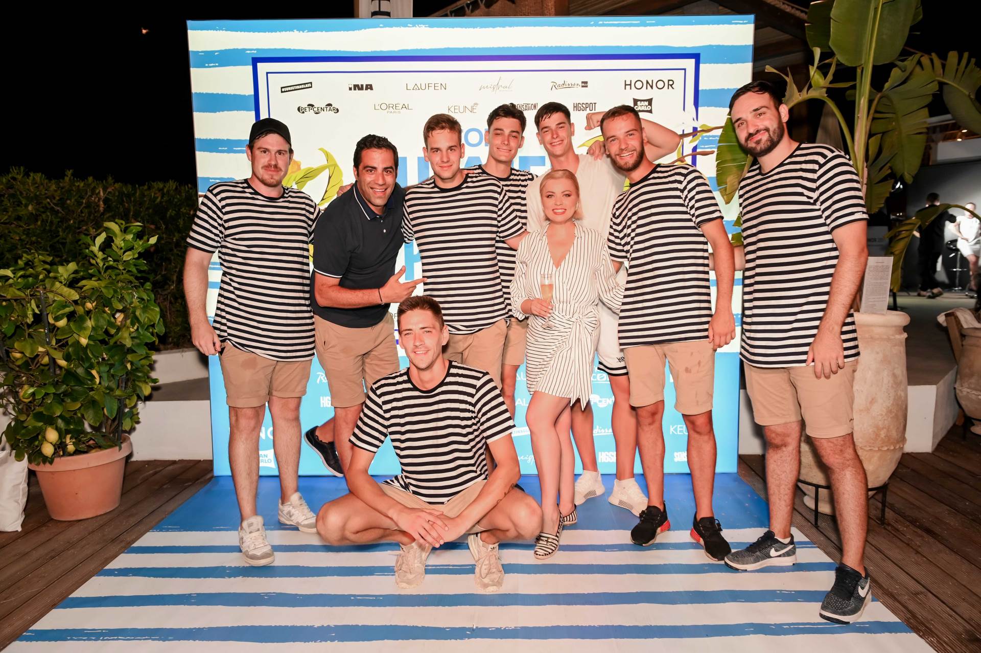 Andrea Šušnjara i osoblje Eventa u majicama brenda Galeb.jpg