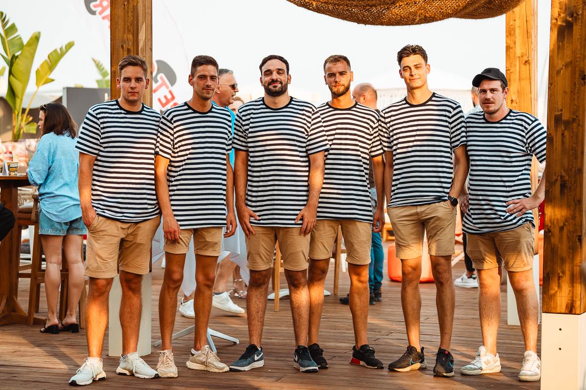 Osoblje eventa odjeveno u majice brenda Galeb.jpg