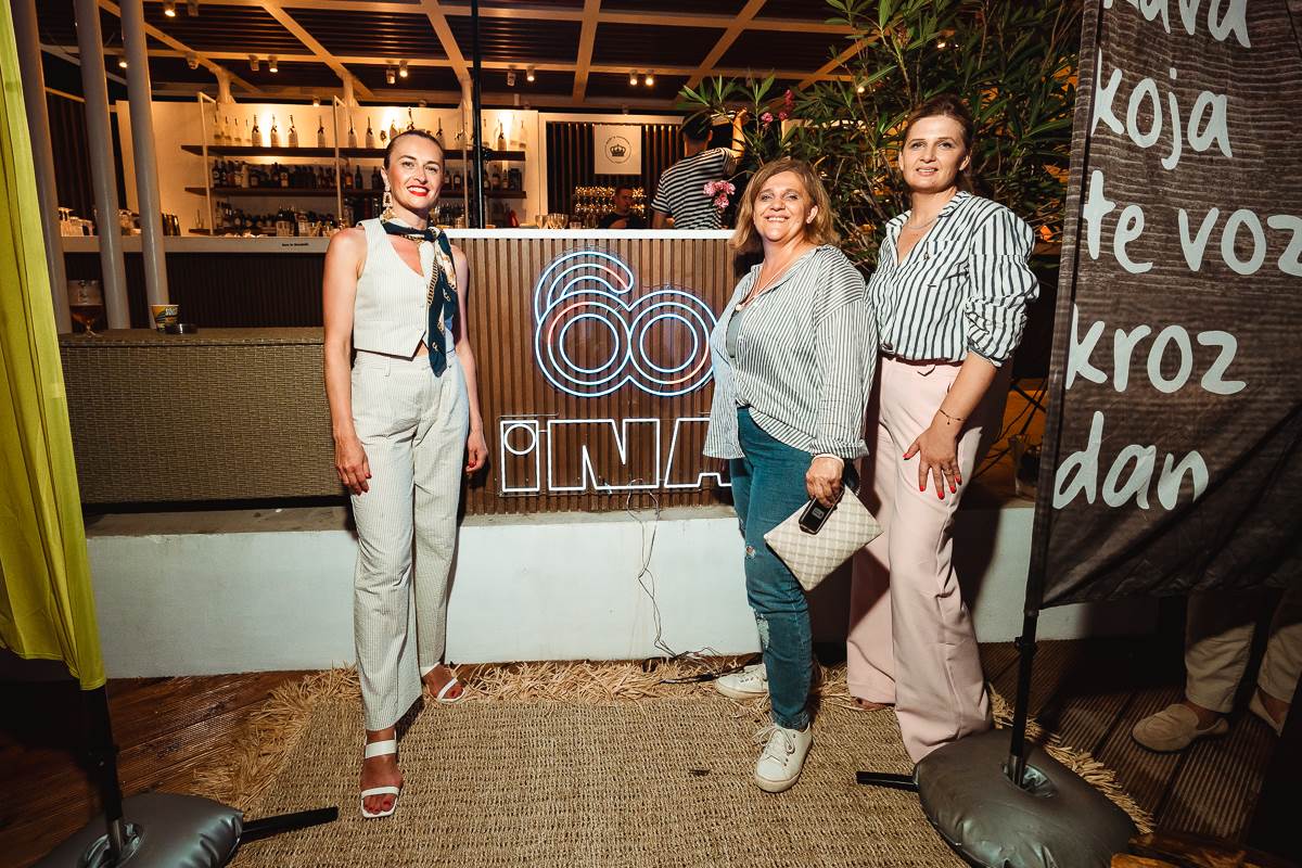 Marina Živković s predstavnicama INA Fresh Cornera.jpg