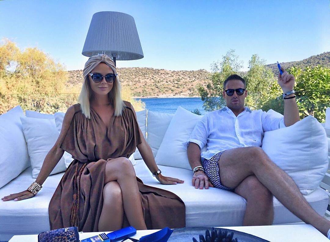 Ovo je slika sa naseg prvog putovanja .Tada smo jos krili da smo zaljubljeni. Ovo je i prva i posljednja slika na kojoj nismo zagrljeni. Jer se pravimo pred ljudima da smo prijatelji. Tada si mi se svidjao. Danas.jpg