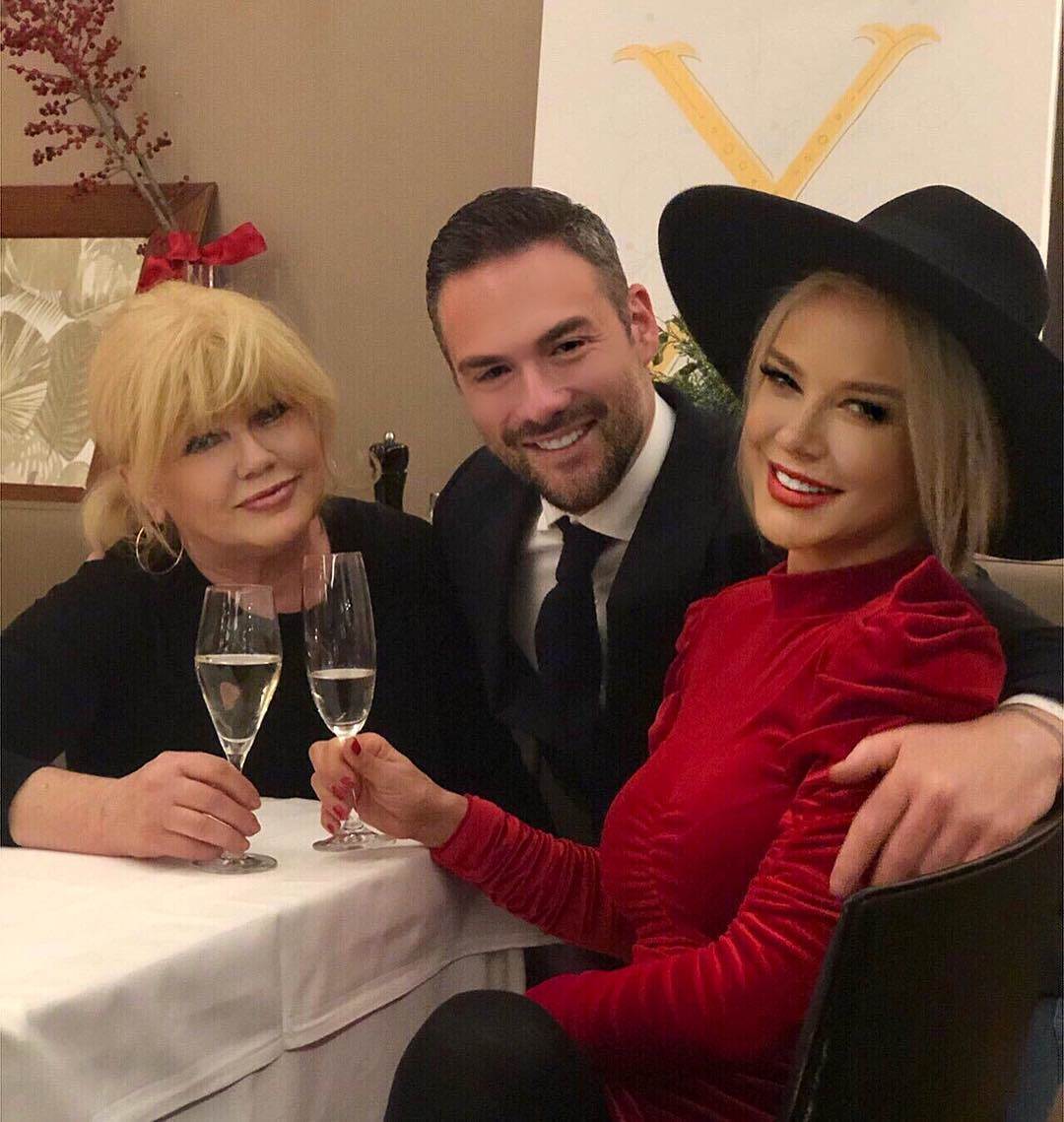 Tata ne brini, on sad pazi na tvoje cure #mamaizet #badnjak   Sretan Bozic svima.jpg