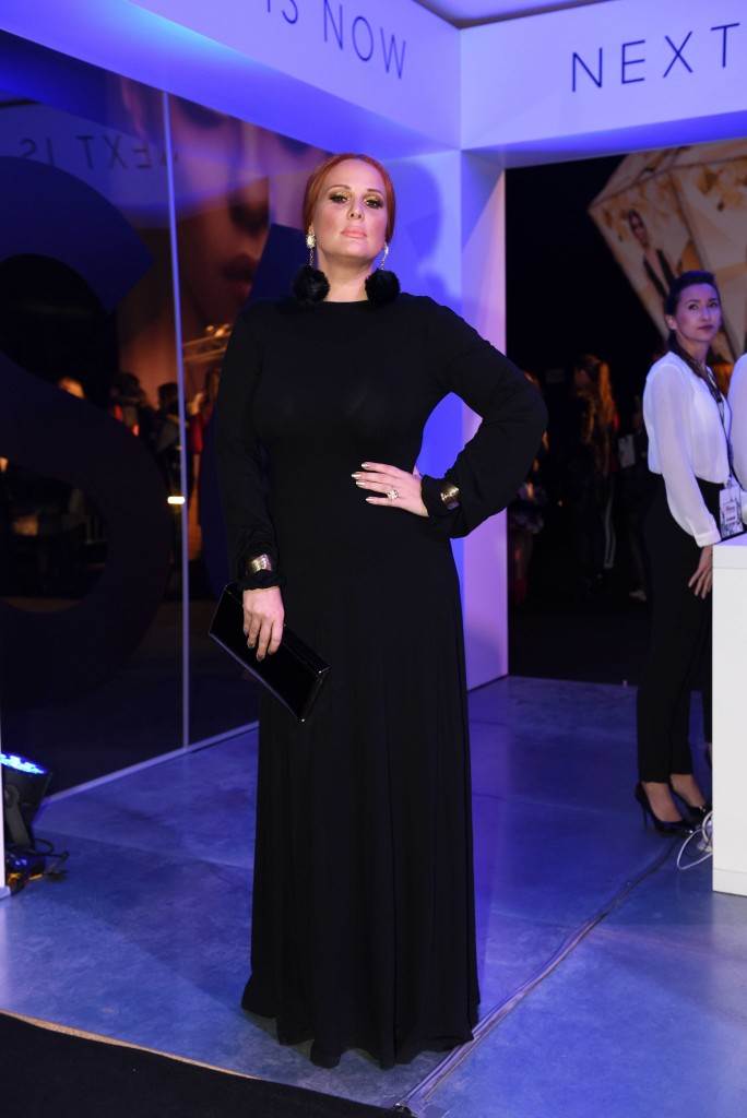 Petra Dugandžić u crnoj haljini na premijeri predstave