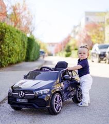 Bloom Tatarinov se igra s igrackama