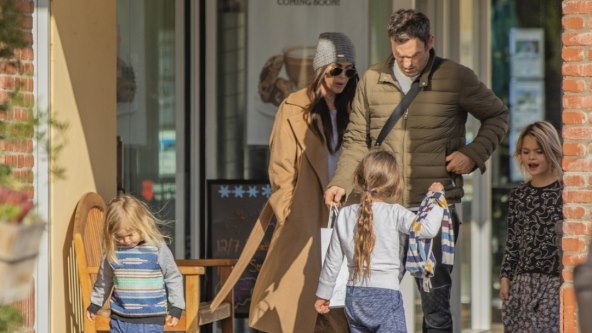 Megan Fox tjera sinove da nose haljine, a njoj se gadi leći s muškarcem