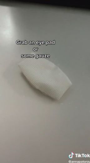Medicinska sestra pokazala kako uzeti uzorak urina kod beba