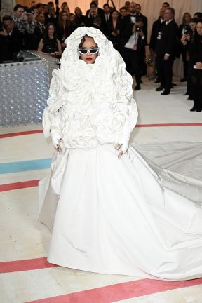 trudne rihanna i serena williams na met gali 2023.