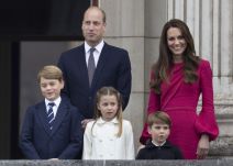 William i Kate Middleton u prirodi se igraju s djecom Georgeom Charlotte i Louisom