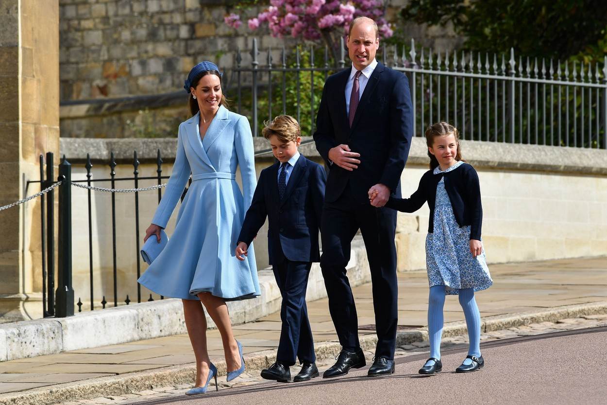 William i Kate Middleton u prirodi se igraju s djecom Georgeom Charlotte i Louisom