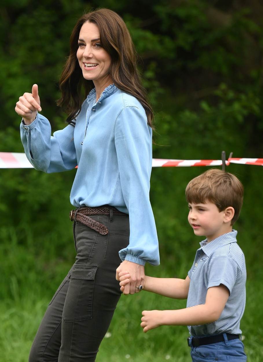 Zašto princ William, Kate i djeca uvijek nose odjecu plave boje?
