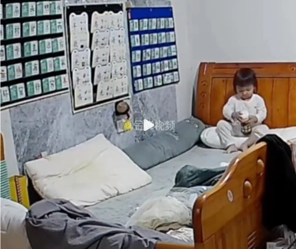 Majka svaki dan ostavlja dvogodišnje dijete samo kod kuce, snimke pokazuju što radi djevojcica