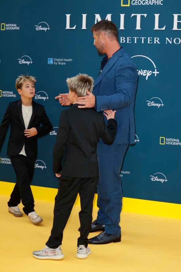 Chris Hemworth s obitelji na premijeri Limitless: Better Now Live