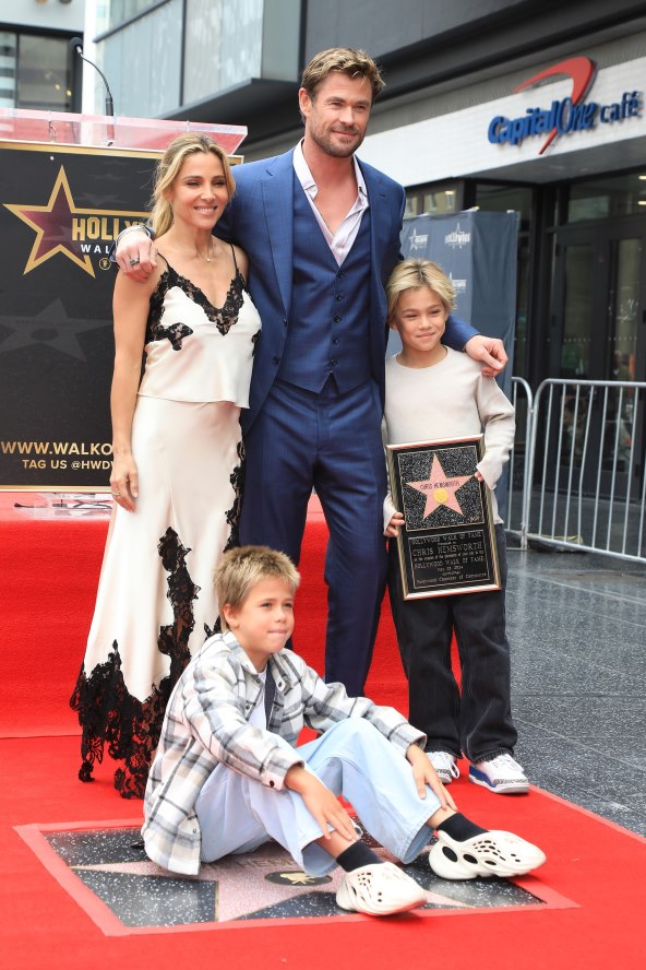 Chris Hemsworth s obitelji na ceremoniji na Stazi slavnih