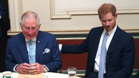 Kralj Charles III. i princ Harry.jpg