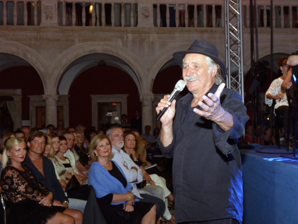 Pripreme Nevene Rendeli Vejzović i Mie Negovetić prije izlaska na pozornicu