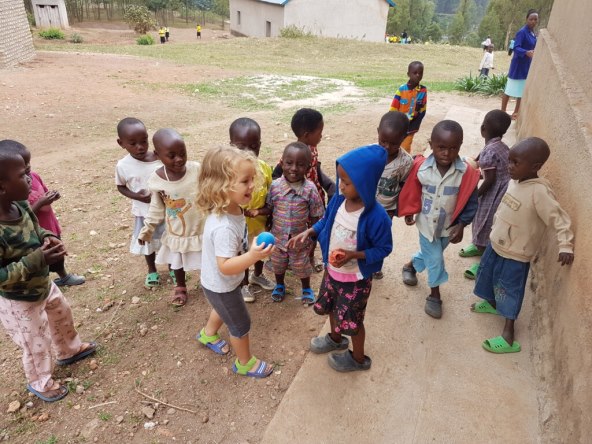 mama-koja-se-zaljubila-u-africke-malisane-krstila-sam-djecu-u-africi-jer-zelim-da-od-malih-nogu-upoznaju-druge-kulture