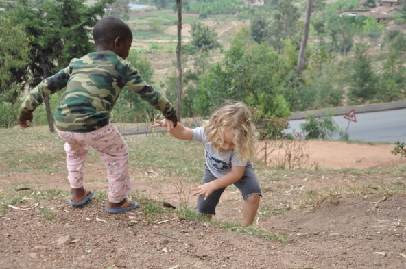 mama-koja-se-zaljubila-u-africke-malisane-krstila-sam-djecu-u-africi-jer-zelim-da-od-malih-nogu-upoznaju-druge-kulture