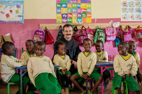 franjevacki-misionar-s-nekoliko-tisuca-djece-divno-je-vidjeti-njihovo-odusevljenje-kad-prvi-put-u-zivotu-vide-olovke-biljeznice-knjige-pa-cak-i-prozore-sa-staklom