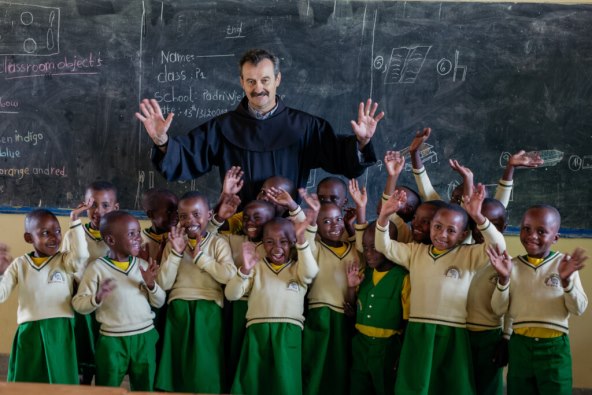 franjevacki-misionar-s-nekoliko-tisuca-djece-divno-je-vidjeti-njihovo-odusevljenje-kad-prvi-put-u-zivotu-vide-olovke-biljeznice-knjige-pa-cak-i-prozore-sa-staklom