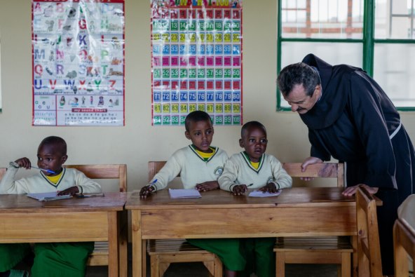 franjevacki-misionar-s-nekoliko-tisuca-djece-divno-je-vidjeti-njihovo-odusevljenje-kad-prvi-put-u-zivotu-vide-olovke-biljeznice-knjige-pa-cak-i-prozore-sa-staklom