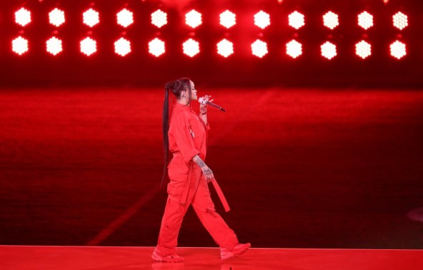 Crvena boja je modni trend za 2023 godinu