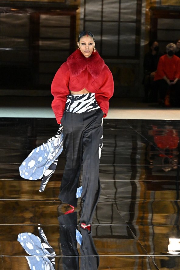 Crvena boja je modni trend za 2023 godinu