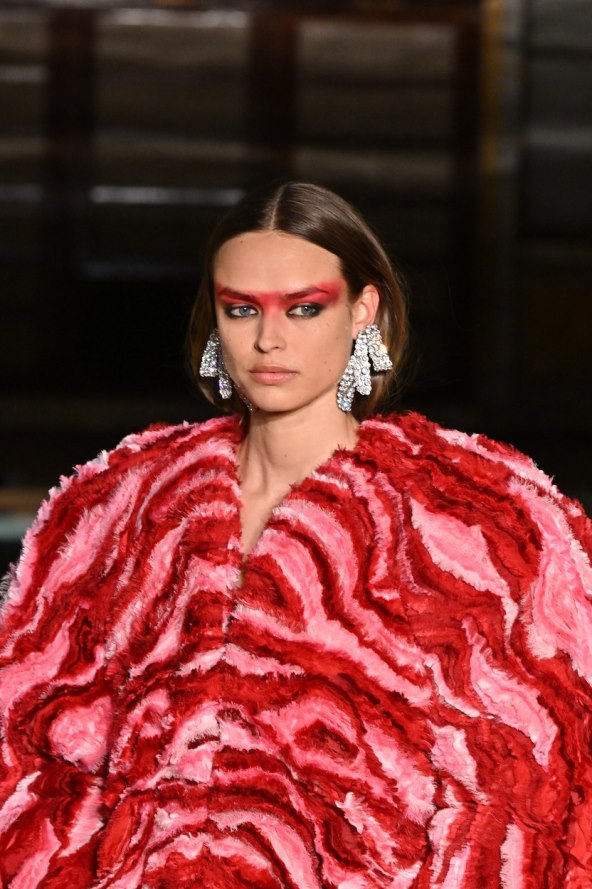 Crvena boja je modni trend za 2023 godinu